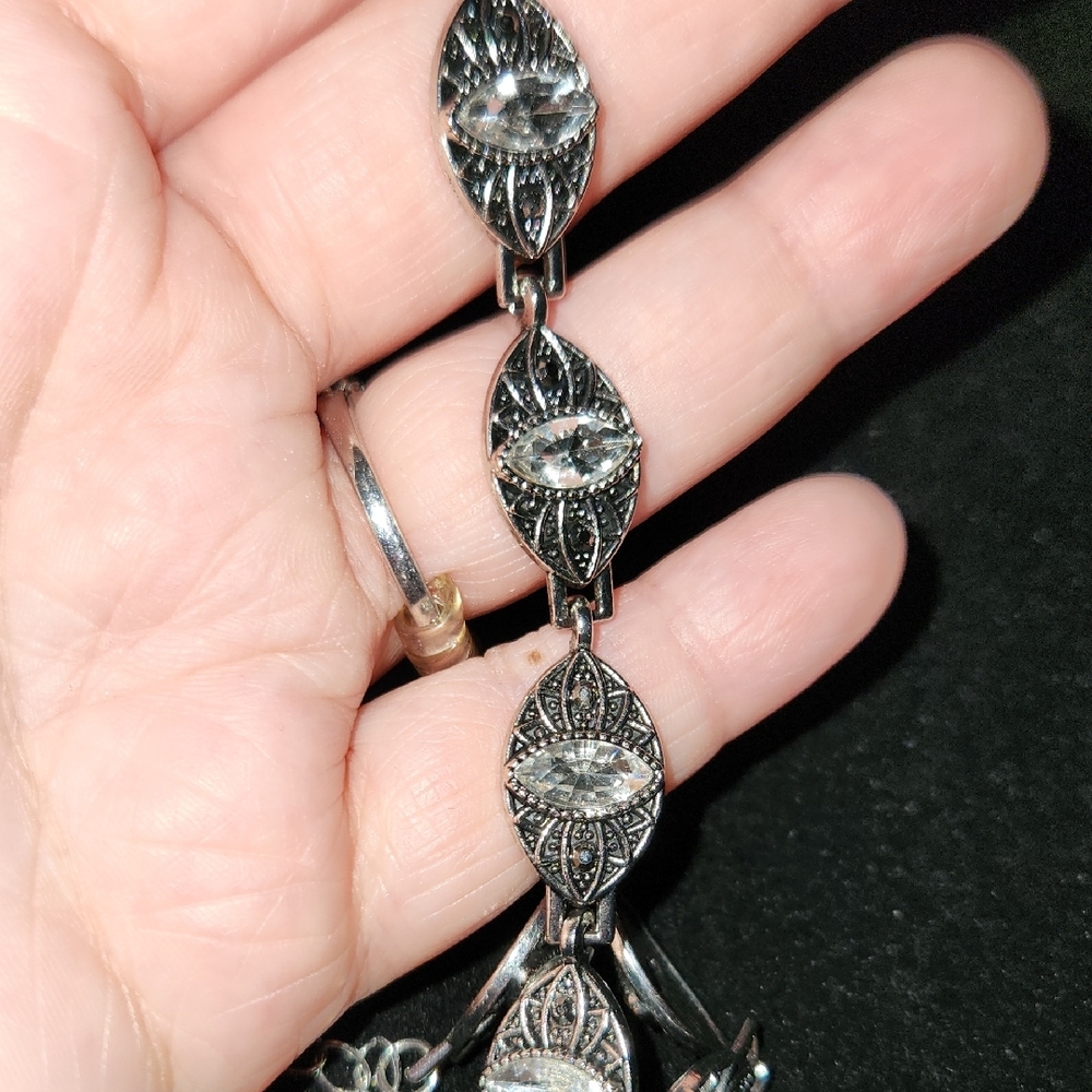 Elegant Silver Bracelet with Intricate Design - Picture 3 of 3